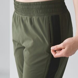 Lululemon For Love Crop
Fatigue Green / Black
